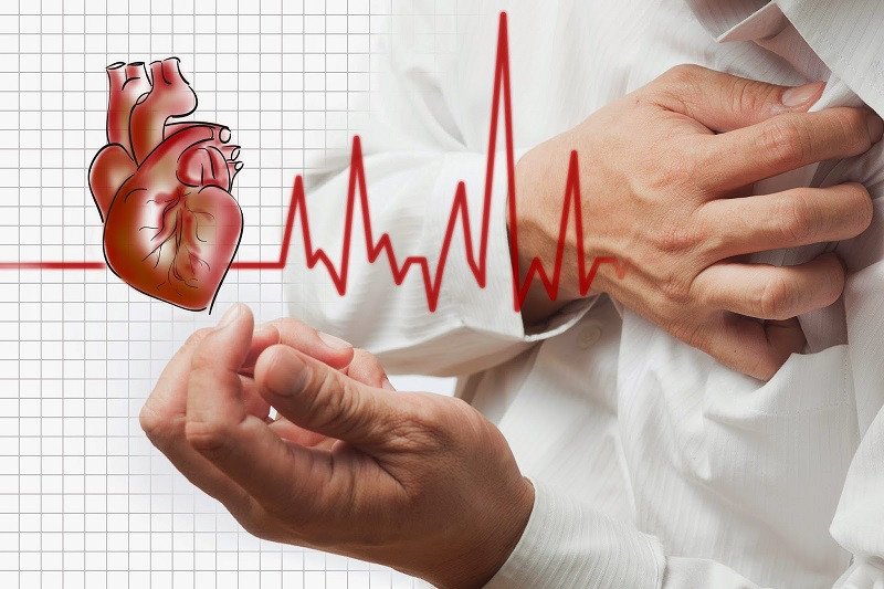 Người cao tuổi đang ăn cơm chiên, nhấn mạnh đối tượng nên hạn chế món ăn giàu calo