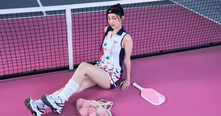 Người chơi pickleball đang bật nhảy trên sân, tập luyện giảm cân hiệu quả