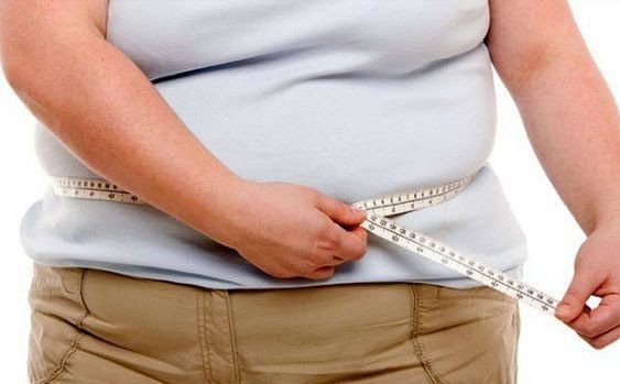 Người đàn ông béo bụng do uống rượu, minh họa tác động của rượu táo mèo bao nhiêu calo đến cân nặng