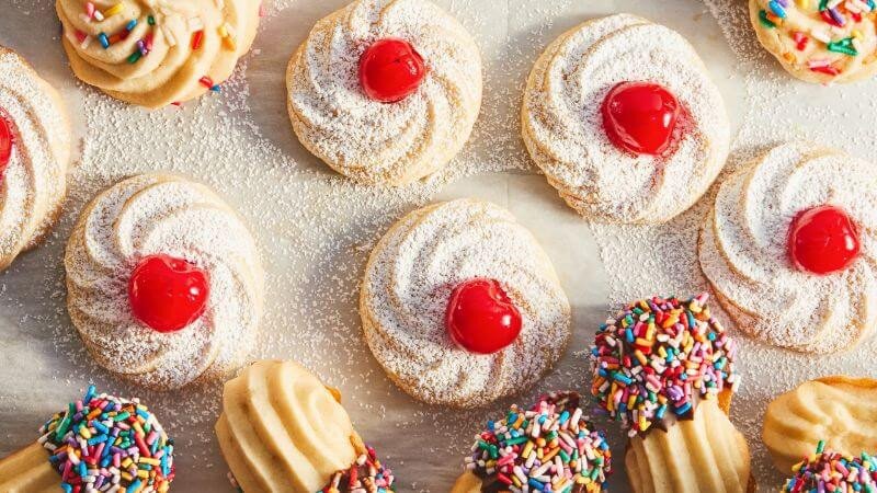Người đang ăn một ít bánh quy bơ