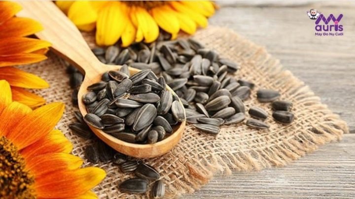 Người đang bóc hạt hướng dương