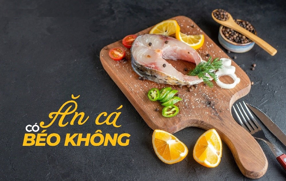Người đang cân nhắc lượng cá tiêu thụ để kiểm soát cân nặng