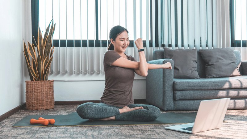 Người đang chạy bộ trong công viên, minh họa cho việc vận động để đốt cháy calo sau khi ăn xôi chiên.