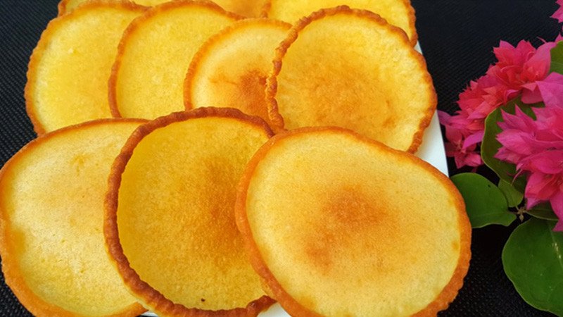 Người đang chuẩn bị bữa ăn lành mạnh và bánh rán mật