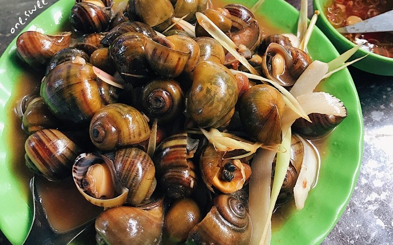 Người đang đau bụng sau khi ăn ốc