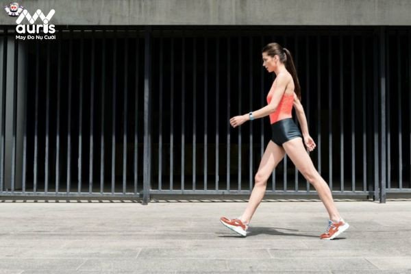 Người đang đi bộ trên đường