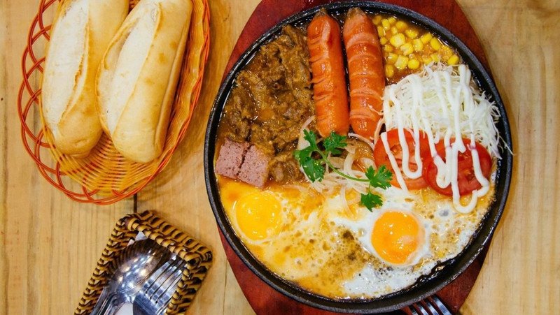 Người đang đo vòng eo để kiểm soát cân nặng khi ăn bánh mì áp chảo