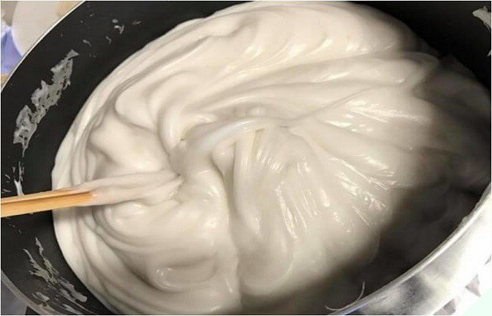 Người đang khuấy bột làm vỏ bánh giò liên tục để tránh vón cục