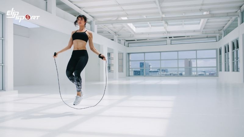 Người đang nhảy dây với động tác cơ bản, thể hiện hiệu quả đốt calo khi nhảy dây