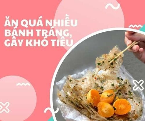 Người đang ôm bụng khó chịu sau khi ăn, tượng trưng cho tác hại của việc ăn quá nhiều bánh tráng trộn.