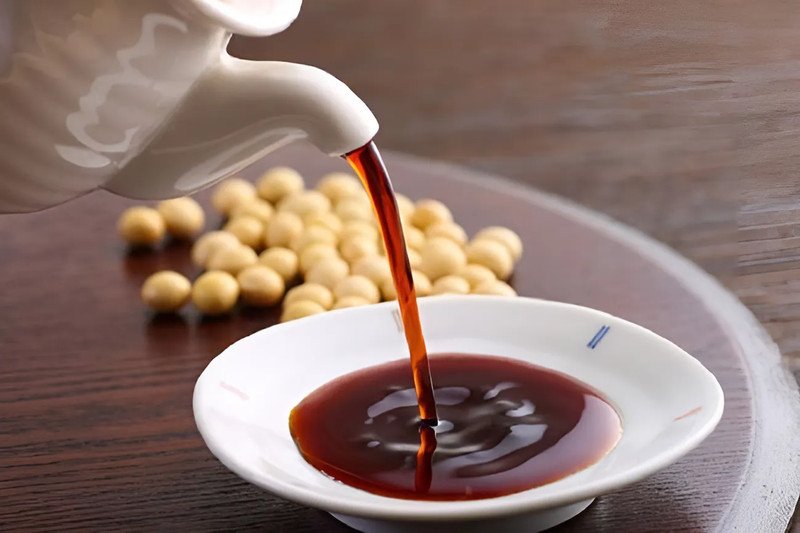 Người đang phân vân về lượng calo trong nước tương