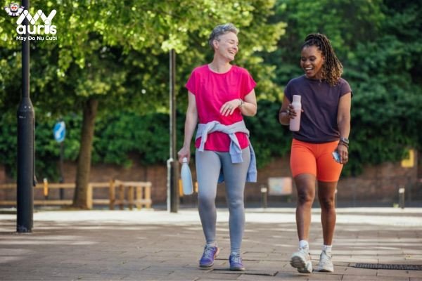 Người đang sử dụng đồng hồ thông minh để theo dõi quá trình đi bộ