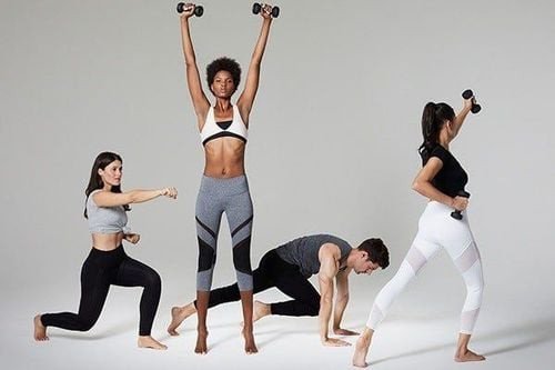 Người đang tập cardio trên máy chạy bộ, đổ mồ hôi, biểu thị việc đốt cháy năng lượng và calo hiệu quả