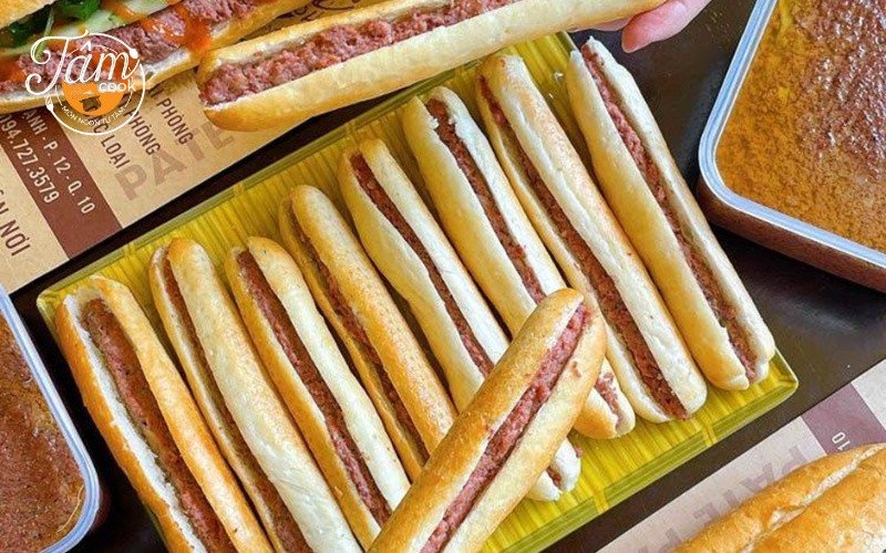 Người đang thưởng thức bánh mì que giòn