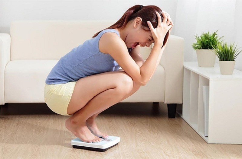 Người đang thưởng thức món ăn một cách điều độ
