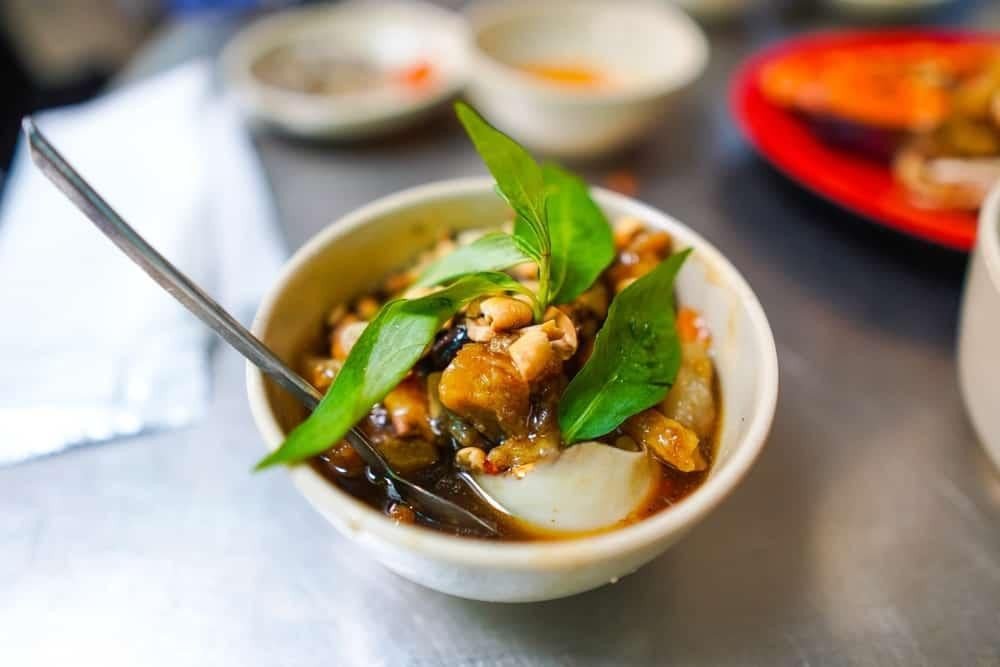 Người đang trong chế độ giảm cân cân nhắc lượng ăn trứng vịt lộn để kiểm soát calo