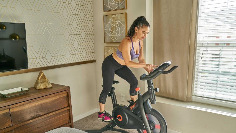 Người đạp xe leo dốc với địa hình khó khăn