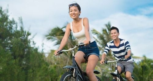 Người đạp xe thư giãn trong không gian xanh, giúp giảm căng thẳng và cải thiện sức khỏe tinh thần.
