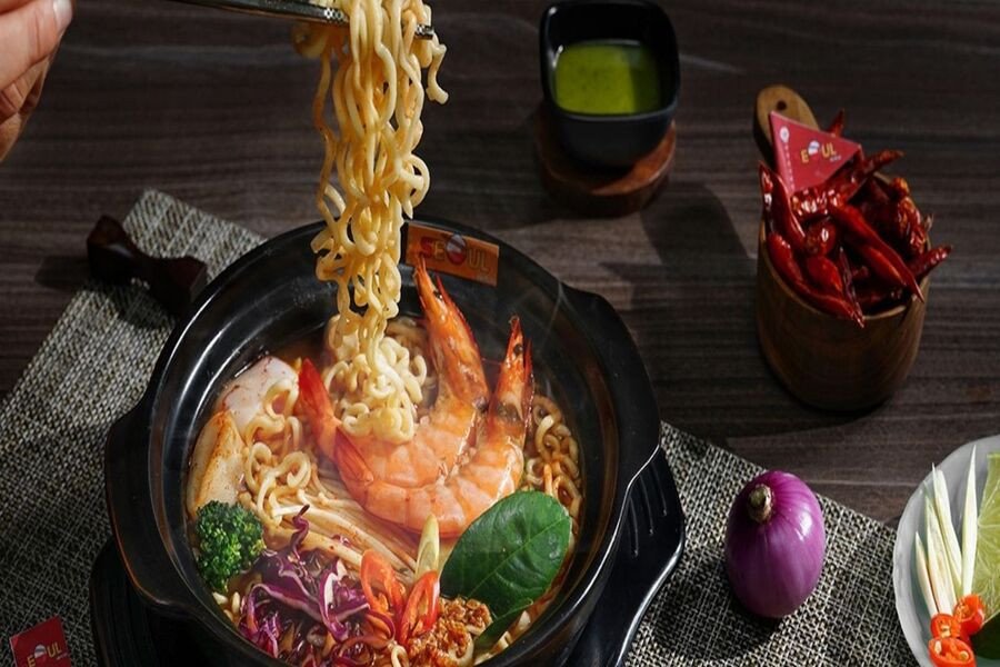 Người dùng có thể bị đau bụng khi ăn quá nhiều mì Siukay phô mai cay nóng