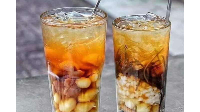 Người dùng đang thêm đường phèn vào nồi sâm bổ lượng, minh họa cách kiểm soát calo bằng việc điều chỉnh đường