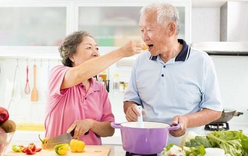Người lớn tuổi tập thể dục để duy trì sức khỏe