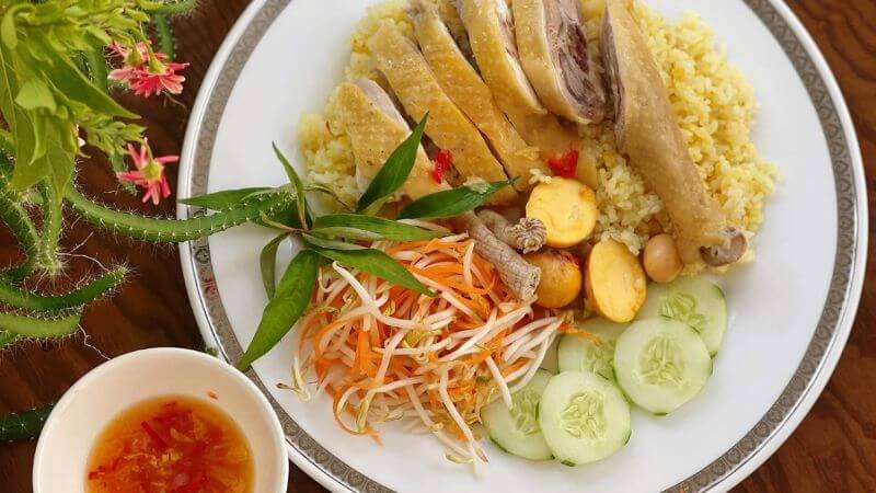 Người mắc bệnh tim mạch, huyết áp cần lưu ý khi ăn cơm gà nướng