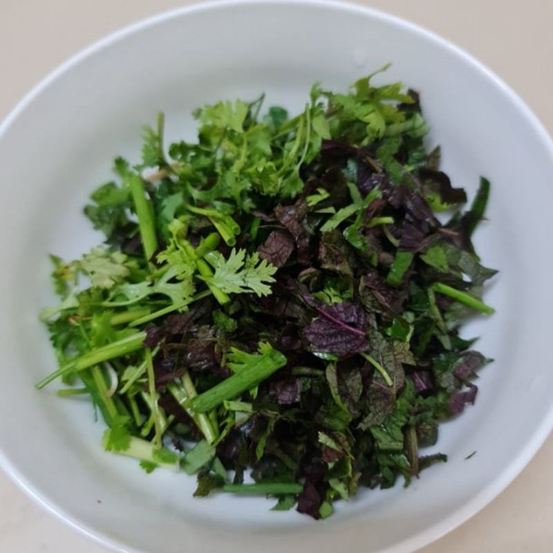 Người nội trợ đang tước vỏ ngó khoai tươi bằng tay