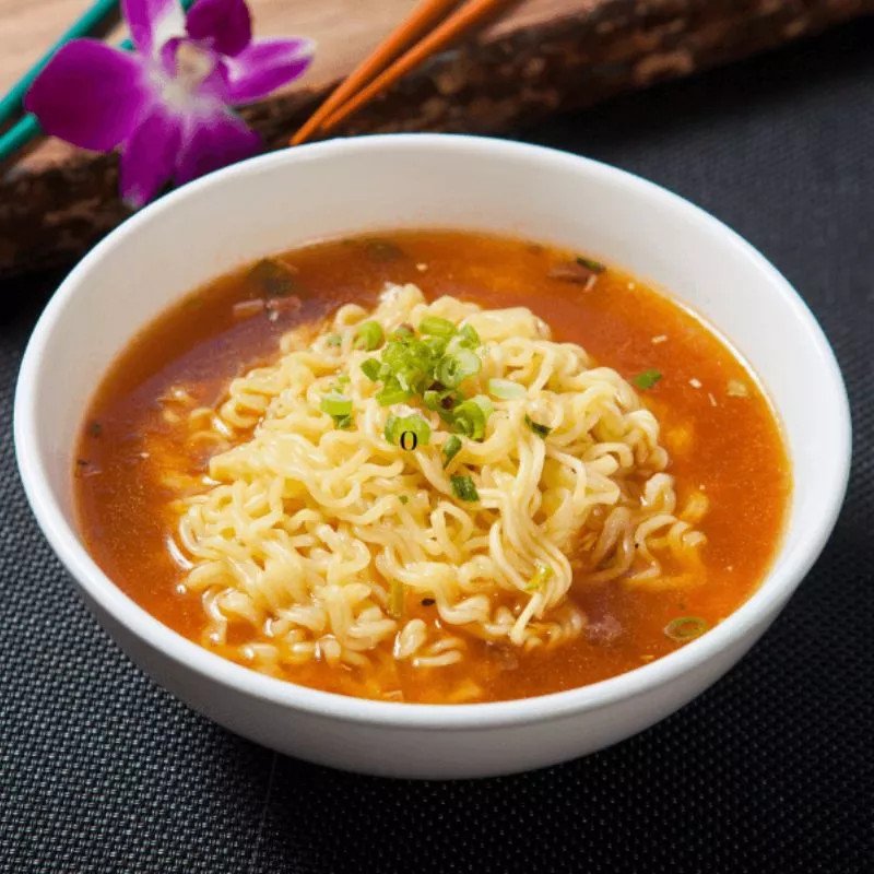người phụ nữ ăn mì gói