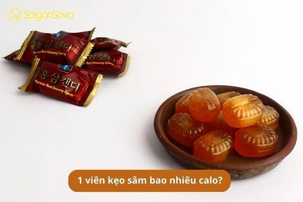 Người phụ nữ cầm viên kẹo sâm, tò mò về lượng calo