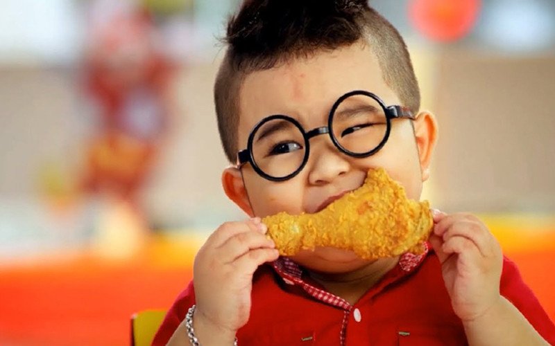 Người phụ nữ cân đo lượng calo từ gà rán để kiểm soát cân nặng