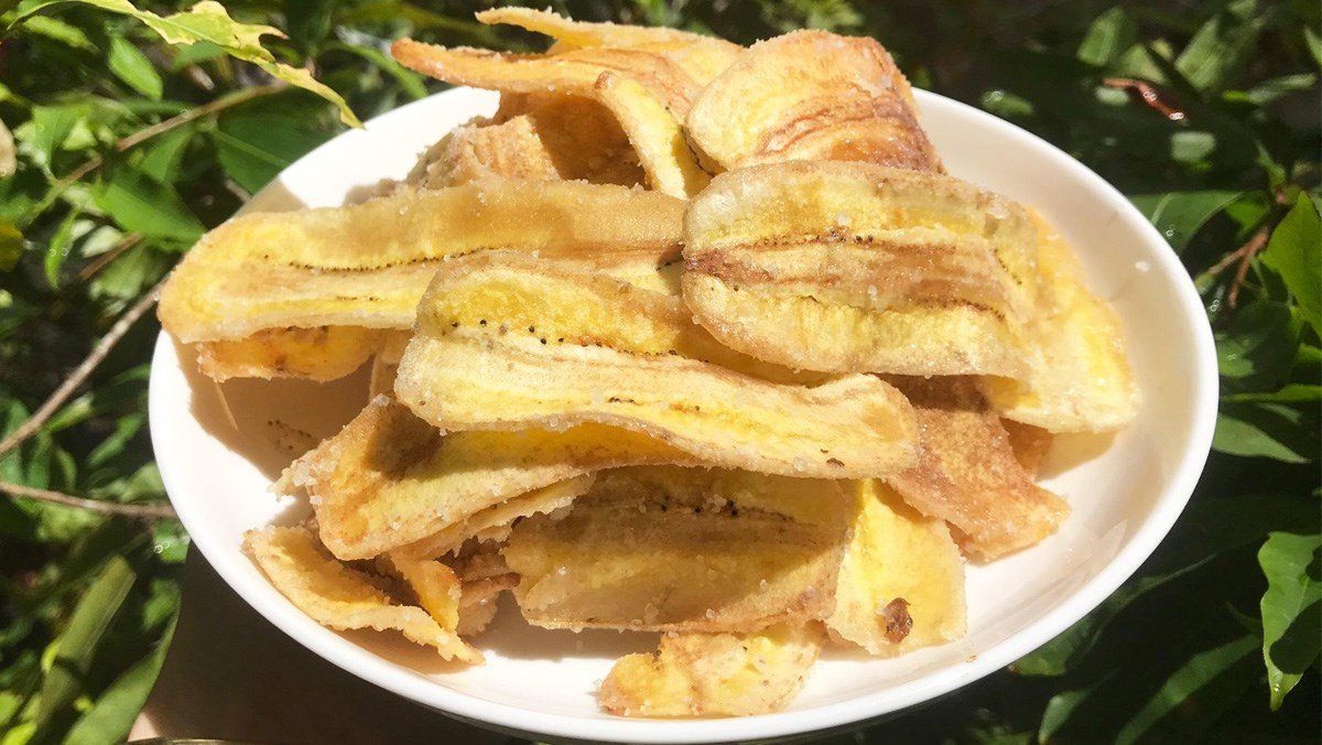 Người phụ nữ cân nhắc khi ăn chuối ngào đường để kiểm soát lượng calo