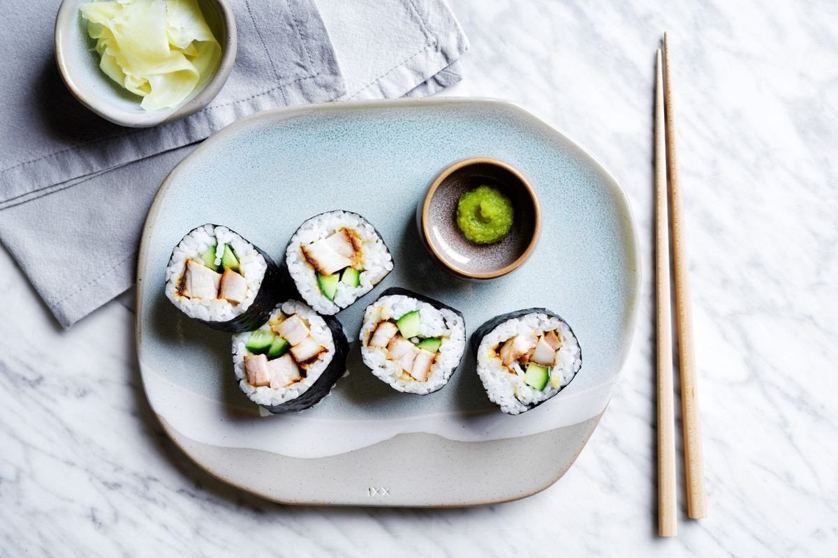 Người phụ nữ cân nhắc khi ăn sushi chiên để kiểm soát cân nặng