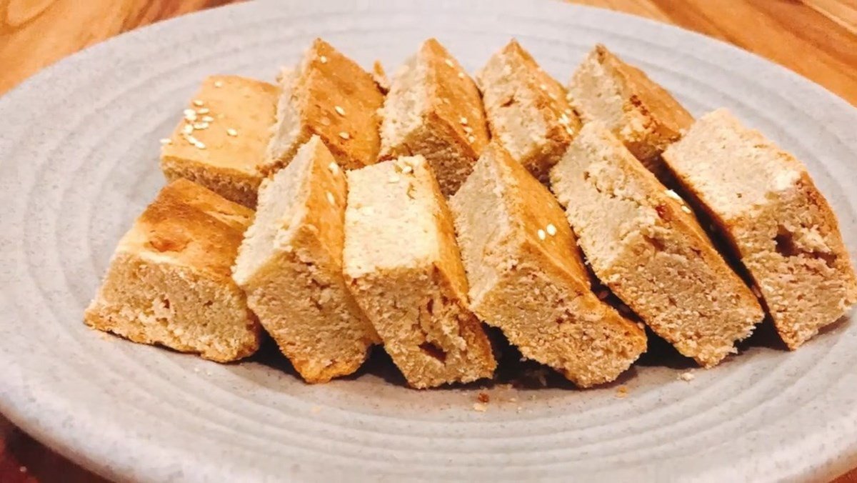 Người phụ nữ cân nhắc lượng calo khi ăn lương khô để kiểm soát cân nặng