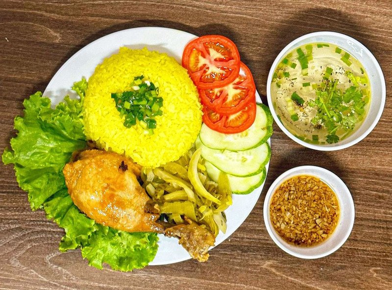 Người phụ nữ cân nhắc lượng calo trong hộp cơm gà chiên