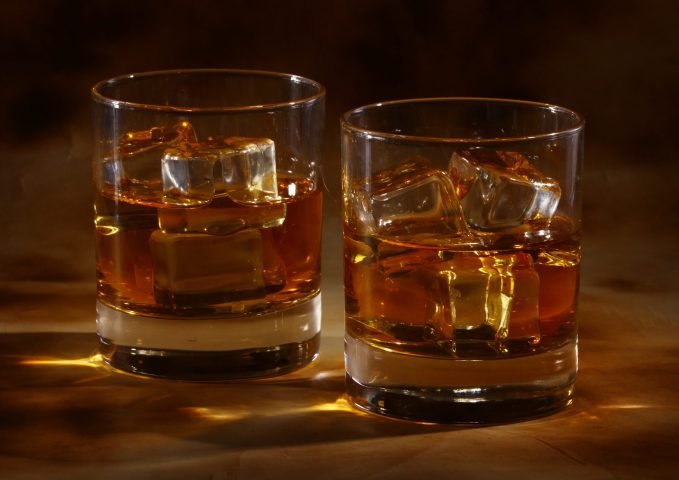 Người phụ nữ cân nhắc uống rượu, băn khoăn rượu táo mèo bao nhiêu calo