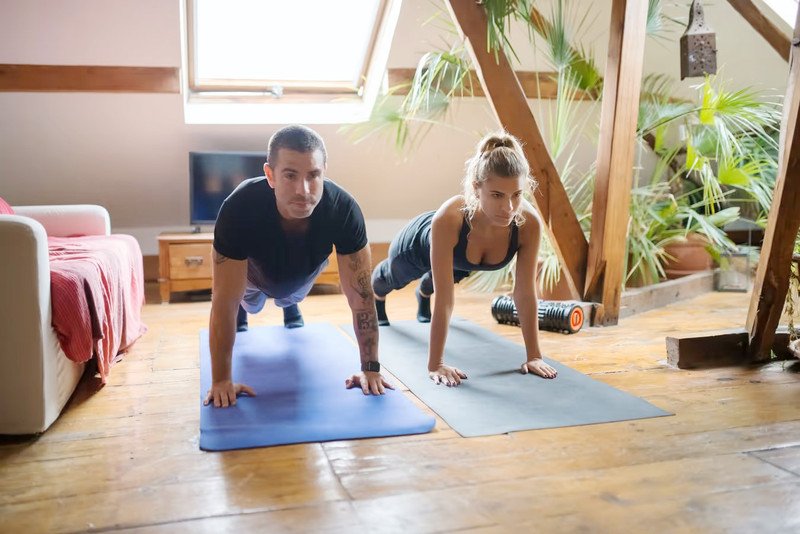 Người phụ nữ chạy bộ ngoài trời để đốt cháy calo