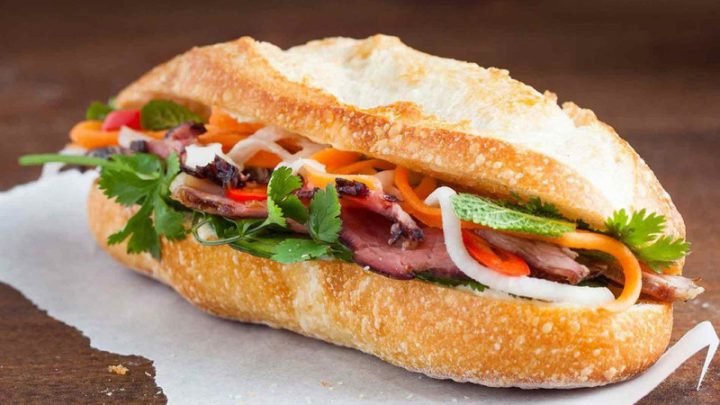 1 ổ bánh mì đầy đủ bao nhiêu calo? Phân tích dinh dưỡng chi tiết Người phụ nữ chọn bánh mì nguyên cám lành mạnh cho bữa sáng, kiểm soát calo hiệu quả