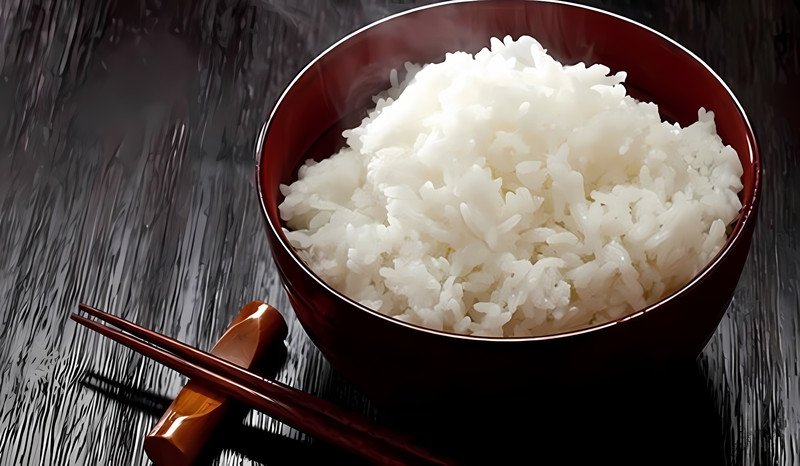 Người phụ nữ đang ăn cơm