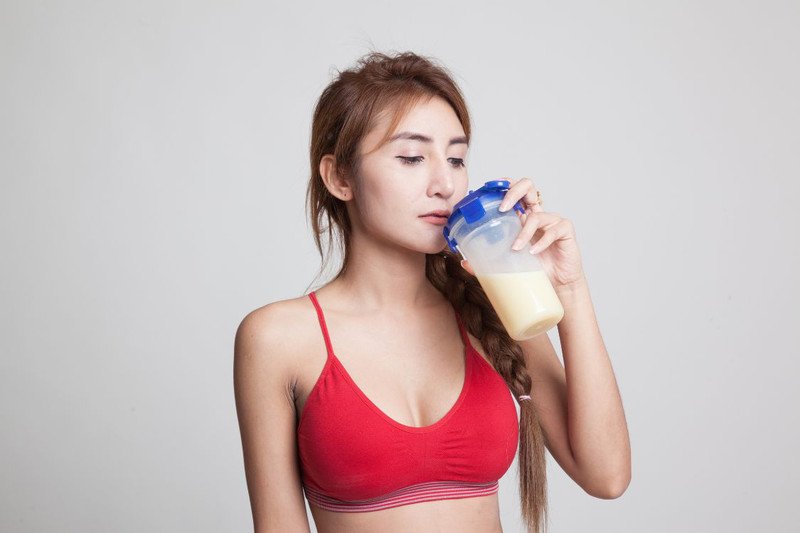 Người phụ nữ đang cân đo khẩu phần ngũ cốc, nhấn mạnh tầm quan trọng của kiểm soát lượng calo nạp vào