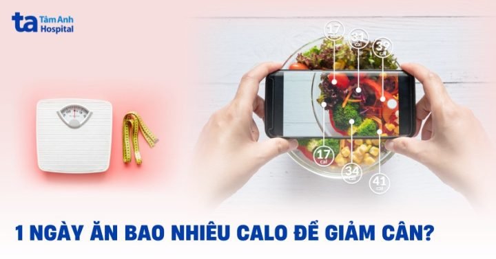 Người phụ nữ đang cân đo thực phẩm chuẩn bị cho chế độ ăn uống lành mạnh để giảm cân