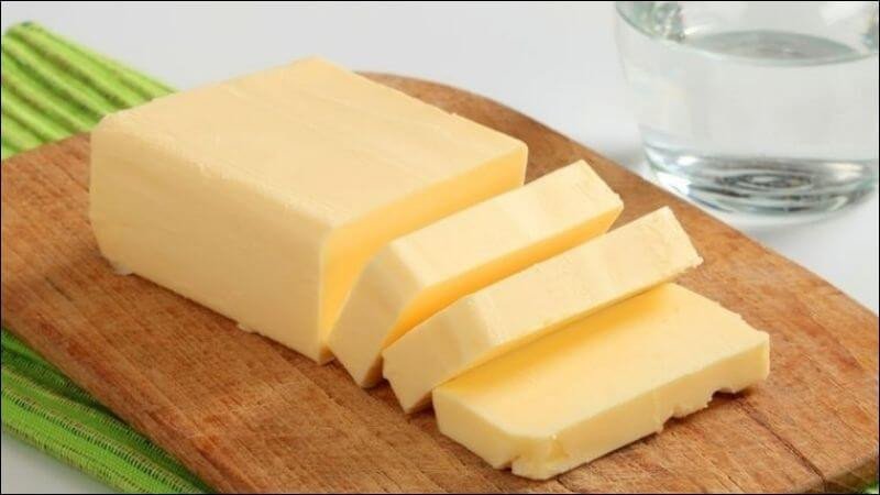 Người phụ nữ đang cân nhắc lượng calo từ bơ thực vật, minh họa việc ăn bơ có gây tăng cân hay không