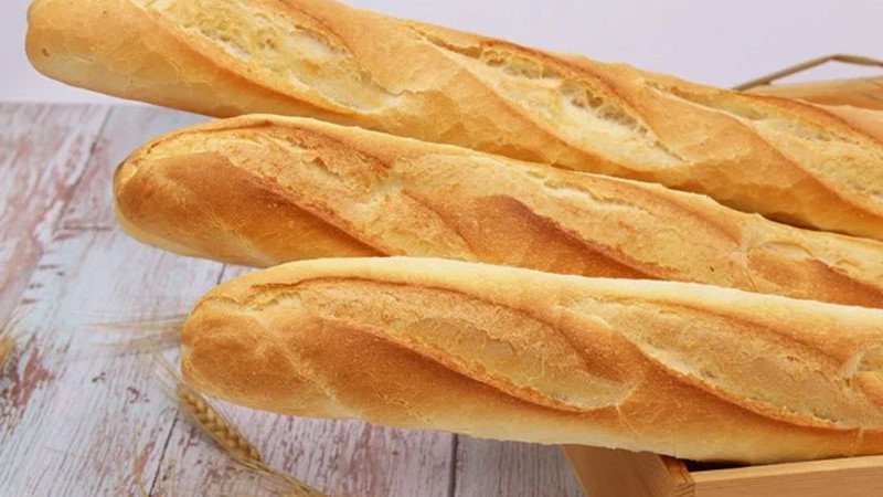 Người phụ nữ đang cân nhắc trước khi ăn bánh mì