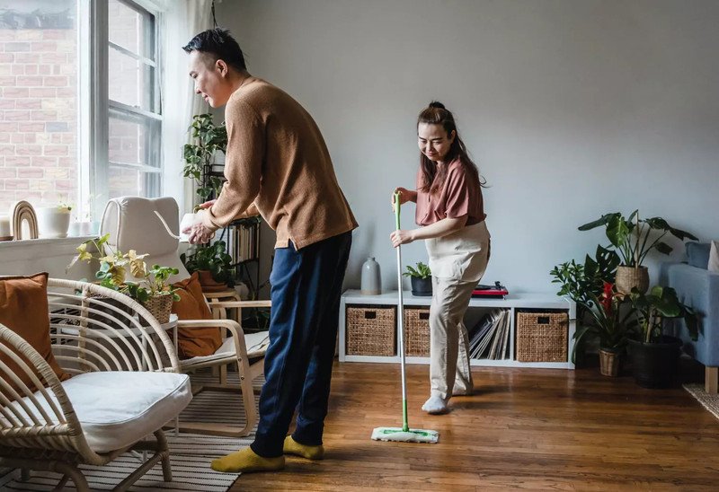 Người phụ nữ đang đi bộ và sử dụng điện thoại, minh họa NEAT