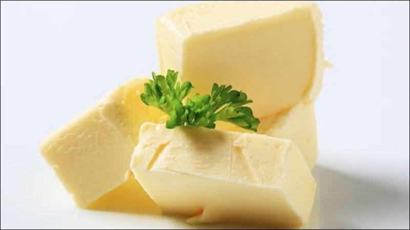 Người phụ nữ đang đọc nhãn dinh dưỡng, biểu thị sự cẩn trọng khi sử dụng bơ Tường An và các lưu ý quan trọng