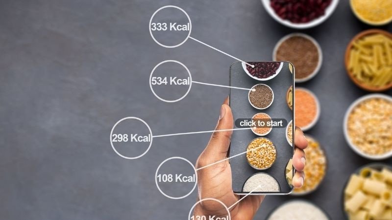 Người phụ nữ đang ghi chép vào sổ, biểu thị việc tính toán lượng calo nạp vào hàng ngày, bao gồm cả bánh lỗ tai heo