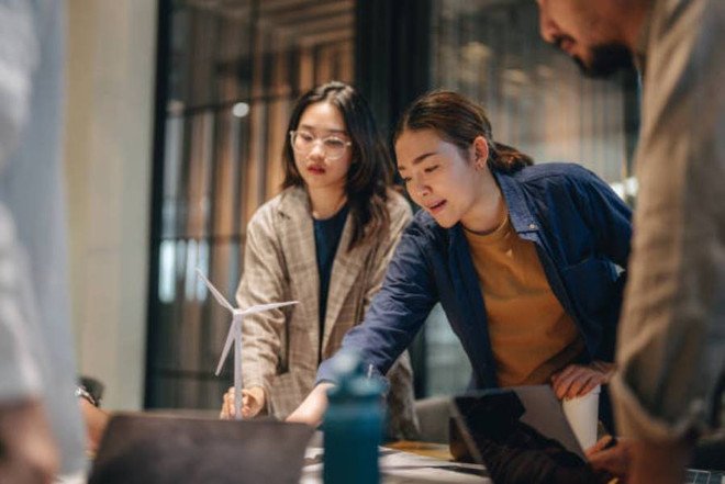 Người phụ nữ đang làm việc ở tư thế đứng, giúp tăng cường hoạt động và tiêu thụ calo hiệu quả.