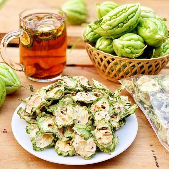 Người phụ nữ đang làm việc với máy tính, gợi nhắc về khả năng bảo vệ khỏi bức xạ của nước mướp đắng khô.