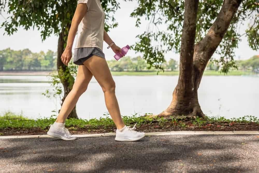 Người phụ nữ đang tập luyện cường độ cao để đốt cháy nhiều calo