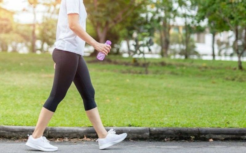 Người phụ nữ đang tập thể dục, minh họa việc cần vận động để đốt cháy năng lượng sau khi ăn bánh trung thu