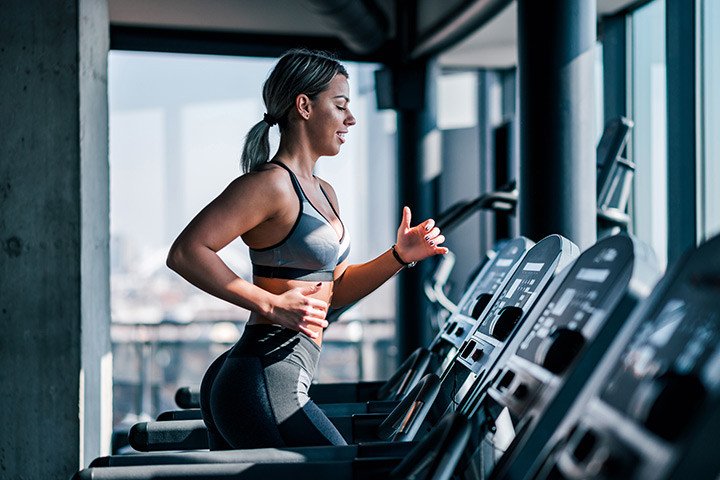 Người phụ nữ đang tập yoga sau khi ăn để đốt cháy calo